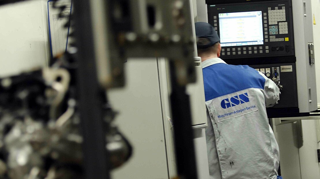 Instandhaltung von Maschinen, Instandhalter bedient Siemens Steuerung zur Analyse